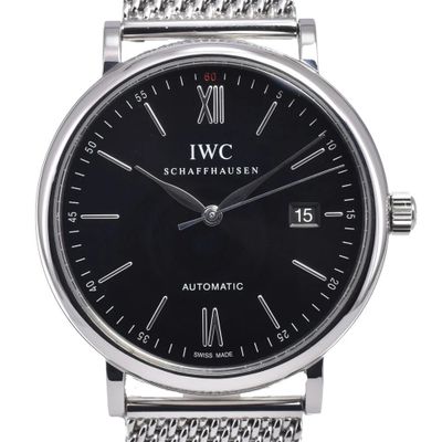 gros plan d'une montre-bracelet avec un cadran noir