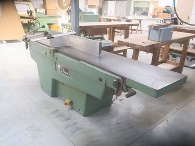 une machine placée au milieu d'une pièce