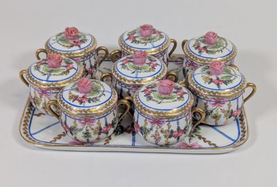 un plateau avec six tasses et un plateau avec un plateau avec un plateau avec six tasses et un plateau avec six tasses et un plateau avec un plateau avec