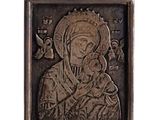 L'icône représentant la mère et l'enfant est représentée sur une plaque métallique