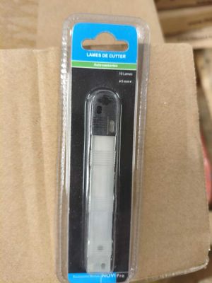une brosse à dents blanche dans un emballage posé sur une boîte en carton