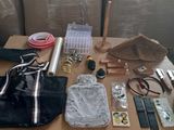 des objets disposés sur une table devant une fenêtre