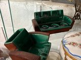une vitrine en verre remplie d'objets divers