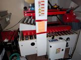 une photo d'une machine sur laquelle se trouvent de nombreux objets