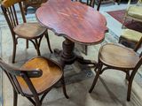 plusieurs chaises et une table dans une pièce aux murs bleus