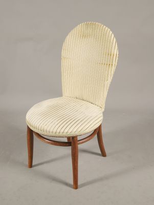 une chaise blanche avec une structure en bois et une assise rayée
