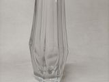 un vase en verre posé sur une table