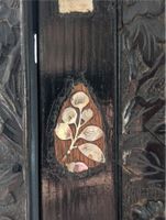 Vitrine en bois laqué, sculpté et incrustations de nacre, ou… (photo 4)