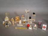 de nombreux parfums et flacons de parfum posés sur une table