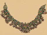 un gros plan sur un collier orné de perles multicolores