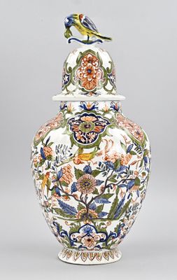 un grand vase surmonté d'un oiseau
