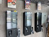 quatre distributeurs automatiques fixés au mur d'un restaurant