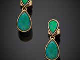 une paire de boucles d'oreilles en oplite et en or