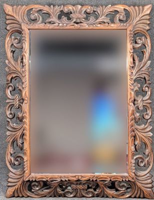 un miroir accroché au mur