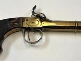 un vieux fusil exposé sur une table
