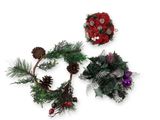trois couronnes de Noël sur fond blanc, ornées de pommes de pin et de baies