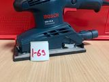 une ponceuse orbitale Bosch posée sur une table, avec son étiquette de prix