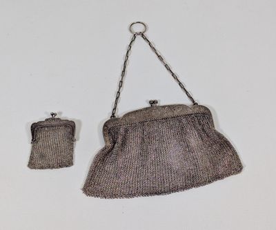 un vieux sac à main muni d'une chaîne sur le côté et un petit sac à main muni d'une chaîne sur le côté