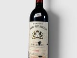 la bouteille de vin rouge est posée sur une surface blanche