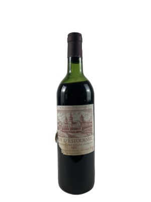 une bouteille de vin posée sur une table