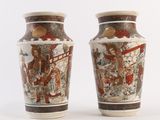 deux vases posés côte à côte sur une surface blanche
