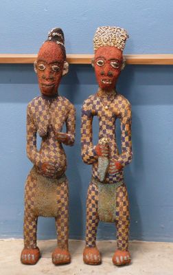 deux figurines placées l'une à côté de l'autre