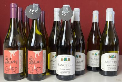 plusieurs bouteilles de vin sont alignées sur un comptoir