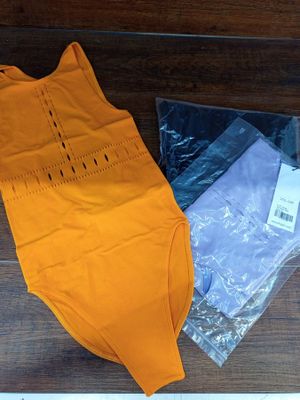 une chemise jaune et un caleçon posés sur un plancher en bois