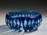 un bol en verre bleu posé sur une table