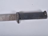 un couteau posé sur une surface blanche