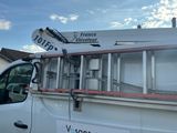 un camion blanc avec une pancarte à l'arrière