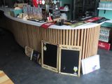 une photo d'un bar avec tout un tas d'objets posés sur le comptoir
