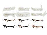 de nombreux petits teckels en plastique posés sur une surface blanche