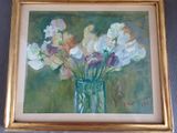 une peinture de fleurs dans un vase en verre sur une table