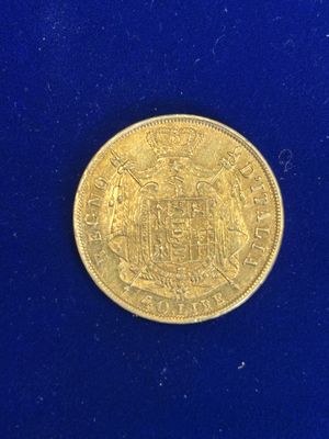 une pièce d'or sur un fond bleu