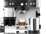 gros plan d'une machine à café avec une tasse de café