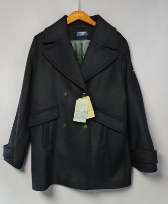 un manteau noir muni d'une étiquette, suspendu à un cintre