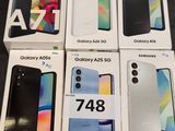 quatre boîtes de Samsung A7s, un Galaxy A7s, un Galaxy A7s, un Galaxy A7s et un Galaxy A7s