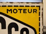 a sign that says moteur on the side of a building