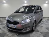 la voiture argentée est garée sur un sol en damier dans le garage