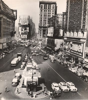 une photo en noir et blanc d'une rue animée en ville