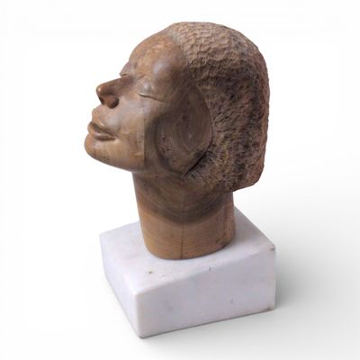 TETE de jeune femme en bois sculpté, monogrammée à l'arrière…