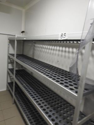 une étagère métallique dans une pièce où il y a beaucoup d'étagères
