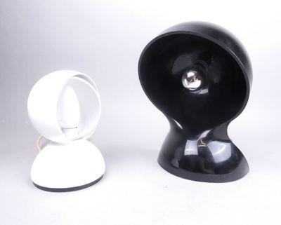 un objet noir et blanc surmonté d'un anneau
