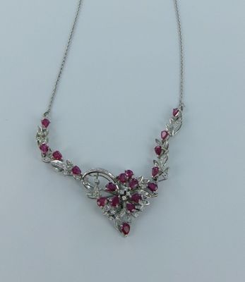 Collier argent à motif serti de pierres.