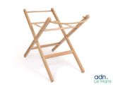 une chaise pliante en bois posée sur un fond blanc