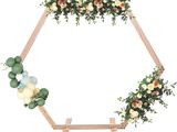 un cadre en bois orné de fleurs et de verdure