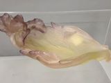 un bol en verre contenant une fleur