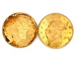 Deux pièces d'or sont posées côte à côte sur une surface blanche