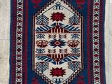 un tapis bleu et rouge posé sur un parquet